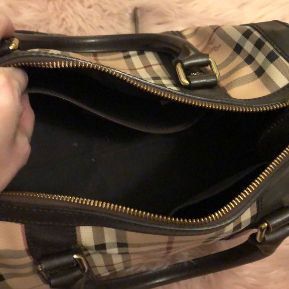 Burberry Haymark Medium Bag with strap. - Picture 4 of 6